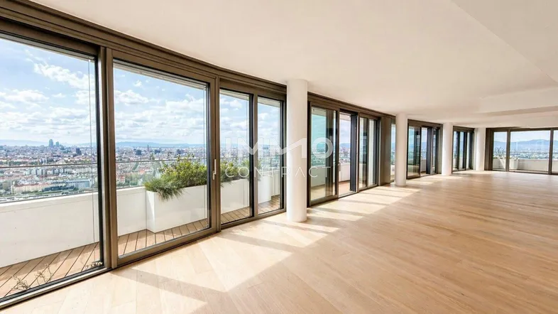Weitläufiger Wohnbereich mit Holzboden und raumhohen Fenstern, die einen weiten Stadtblick bieten.
