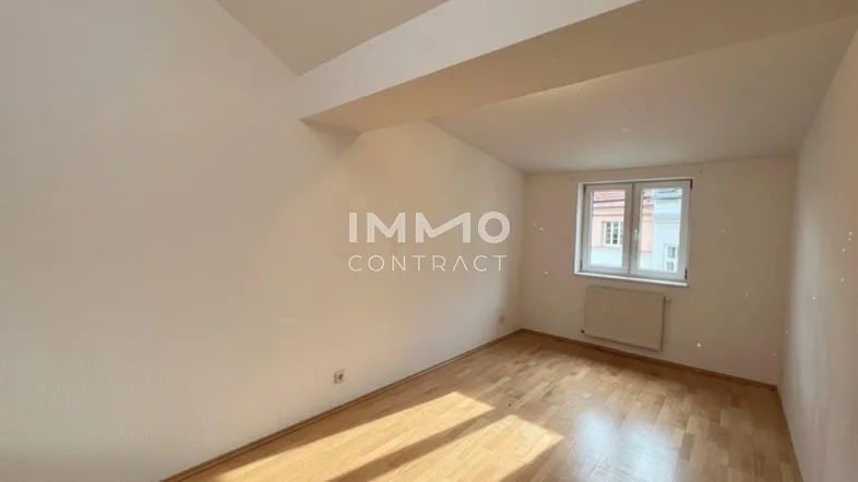 Helles Zimmer mit Dachschräge und Parkettboden, ideal als Schlafzimmer oder Büro nutzbar.