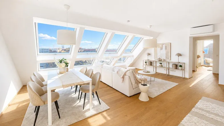 Helles Wohn- und Esszimmer mit großen Dachfenstern, Holzboden und modernem Mobiliar, bietet einen weiten Stadtblick.