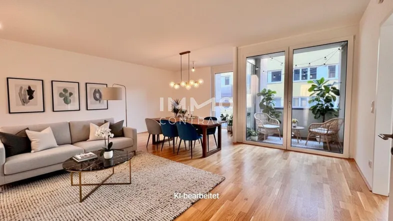 Helles Wohn- und Esszimmer mit Holzboden, moderner Einrichtung und Zugang zu einem Balkon.