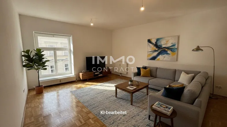 Helles Wohnzimmer mit Parkettboden, bequemer Couch und Blick auf die Stadt.