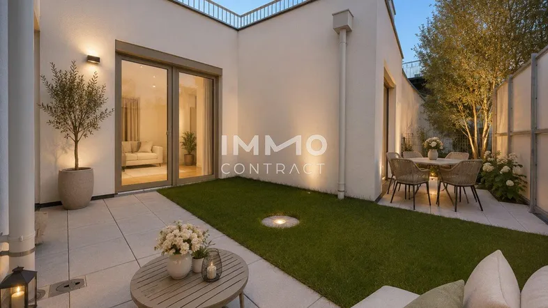 Moderne Gartenterrasse mit Sitzgelegenheiten, Rasenfläche und Zugang zum Innenbereich, beleuchtet am Abend.