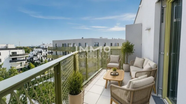 Geräumiger Balkon mit modernen Gartenmöbeln und weitem Blick auf die umliegende Wohnanlage.
