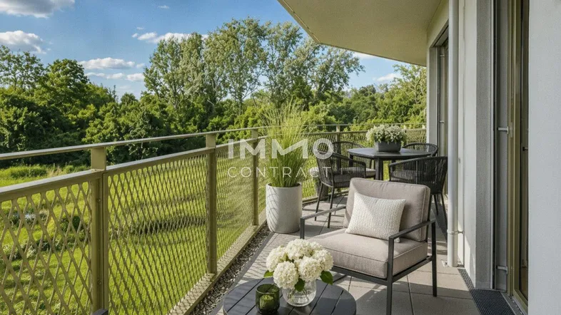 Möblierter Balkon mit Blick ins Grüne und bequemen Sitzgelegenheiten für entspannte Stunden im Freien.