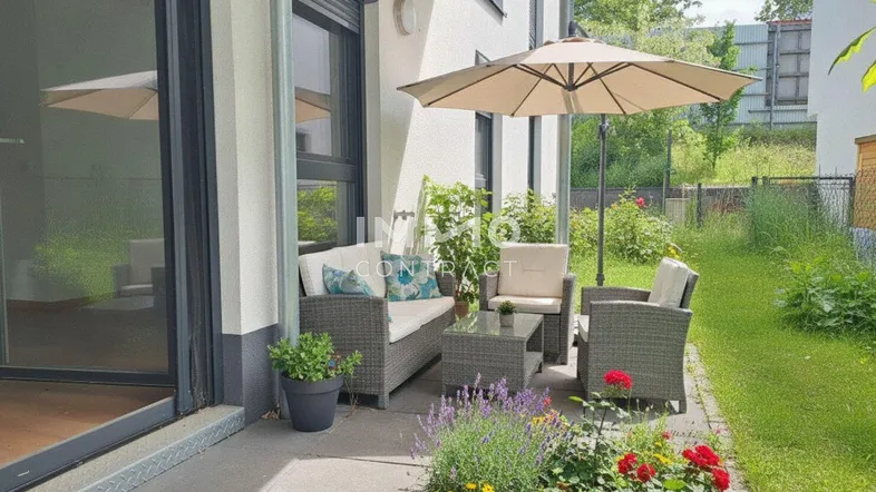 Gemütliche Terrasse mit Gartenmöbeln, Sonnenschirm und Blumenbeeten, ideal zum Entspannen im Freien.