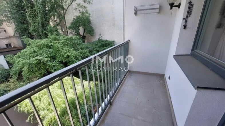 Schmaler Balkon mit Metallgeländer und Blick ins Grüne, ideal für entspannte Momente.