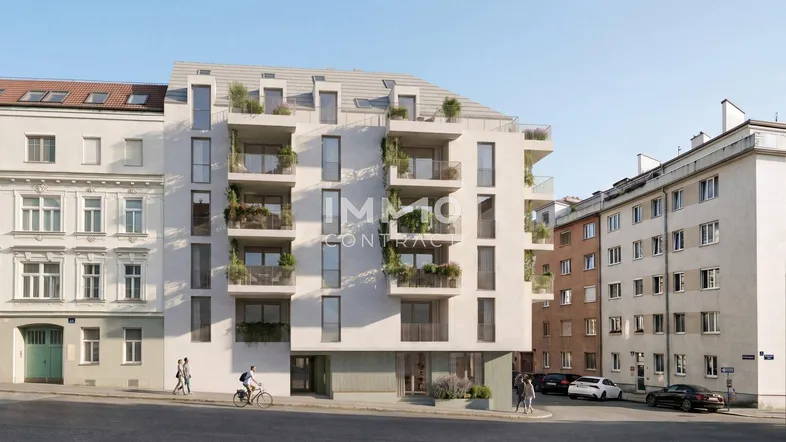 Moderne Wohnhausfassade mit Balkonen und begrünten Terrassen in urbaner Umgebung.