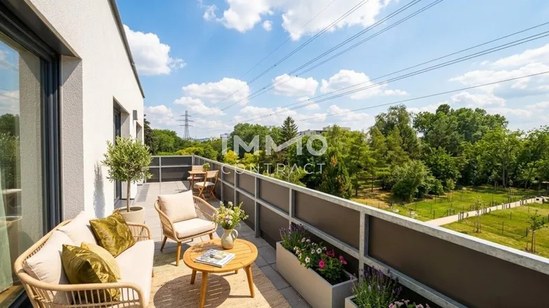 Geräumige Terrasse mit bequemen Loungemöbeln, Pflanzen und weitem Blick ins Grüne unter blauem Himmel.