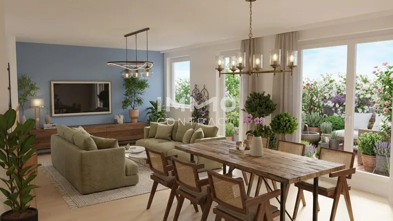 Heller offener Wohn-Essbereich mit modernem Design, Holzboden und Zugang zu einer begrünten Terrasse.