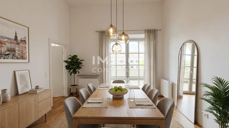Helles Esszimmer mit Holztisch, modernen Pendelleuchten und Zugang zum Balkon.
