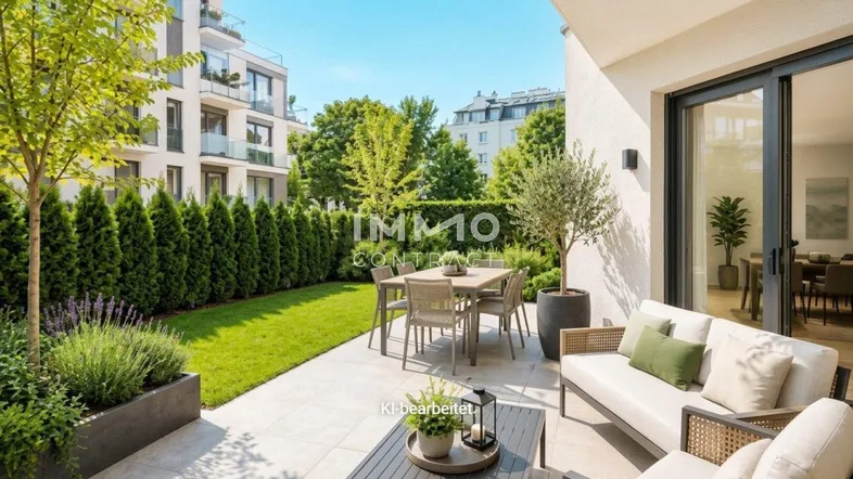 Große, sonnige Terrasse mit Gartenmöbeln, Rasenfläche und Hecke, umgeben von modernen Gebäuden.