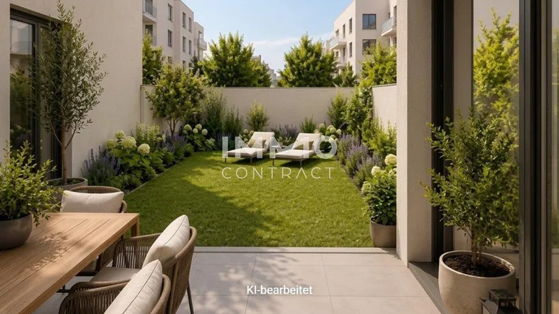 Moderner Gartenbereich mit Terrasse, Essplatz und Liegestühlen, umgeben von grünen Pflanzen und Gebäuden.