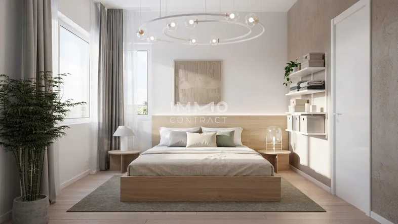 Helles Schlafzimmer mit modernem Bett, Nachttischen und einer stilvollen Deckenleuchte.