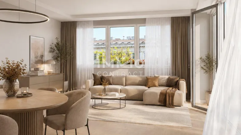 Helles, modern eingerichtetes Wohn-Esszimmer mit beigem Sofa, Holzboden und Blick auf die Stadt.