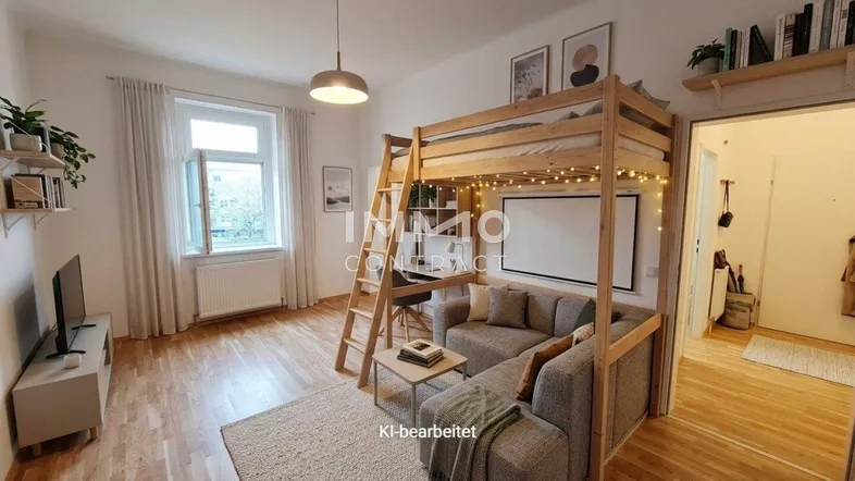 Helles Wohnzimmer mit Holzboden, einem Hochbett und gemütlicher Sitzecke, ideal für Studenten.