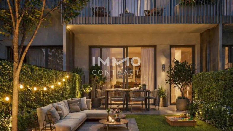 Abendliche Gartenterrasse mit gemütlicher Sitzecke und Lichterketten, ideal für Entspannung.