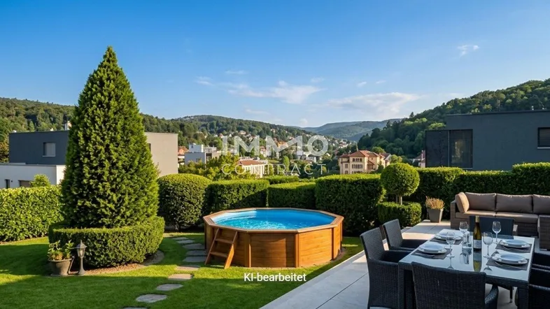 Gepflegter Gartenbereich mit kleinem Pool, Terrasse und Essbereich im Freien mit Bergblick.