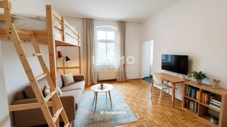 Heller Wohnbereich mit Hochbett, Sofa, Fernseher und großem Fenster mit Vorhängen.