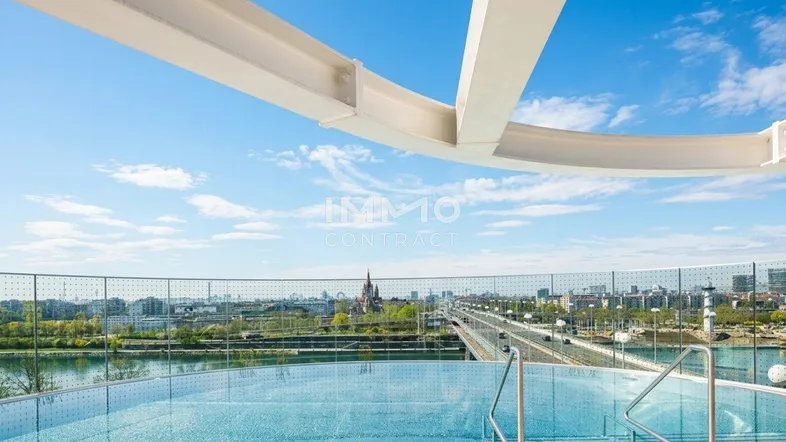 Infinity-Pool auf dem Dach mit atemberaubendem Blick über die Stadt und den Fluss.