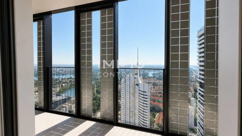 Geräumiger Balkon mit Fliesenboden und weitem Blick über die Stadt und das Wasser.