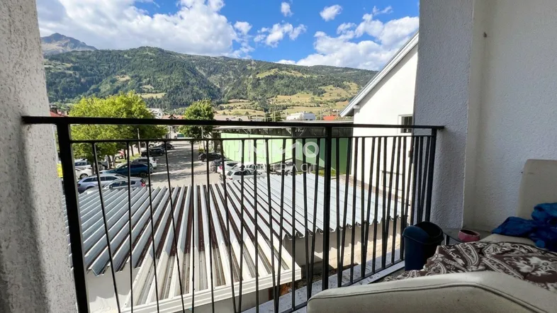 Balkon mit Bergblick und Aussicht auf die umliegende Landschaft und Straße.