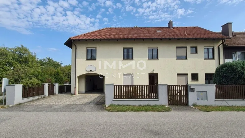 Ansicht des Wohnhauses von der Straße mit Carport und Vorgartenbereich.