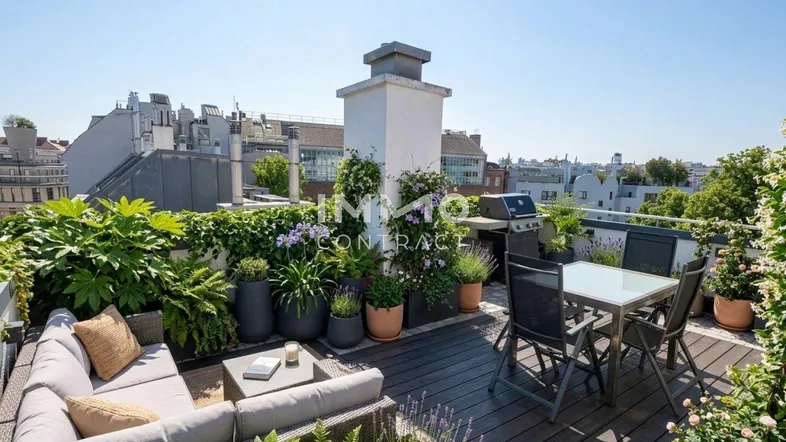 Große Dachterrasse mit bequemen Loungemöbeln, Grillbereich und üppiger Bepflanzung unter blauem Himmel.