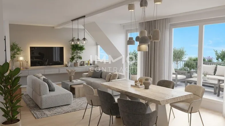 Heller offener Wohn- und Essbereich mit modernem Design, Holzboden und Zugang zur Terrasse.