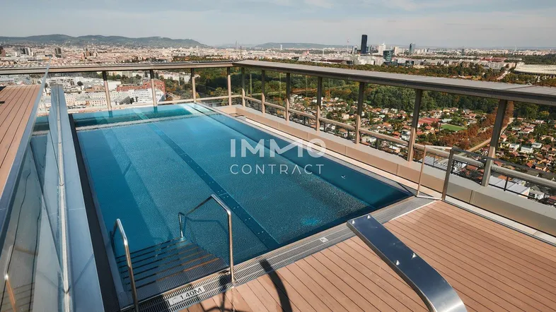 Dachpool mit atemberaubendem Stadtblick und Holzdeck, ideal zum Entspannen und Schwimmen.