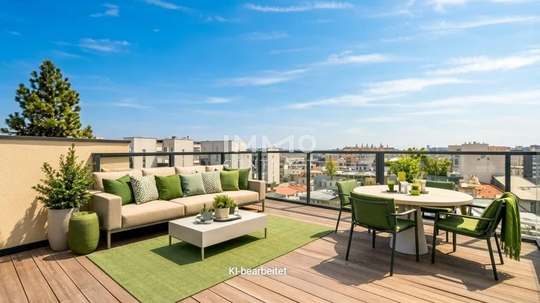 Geräumige Dachterrasse mit bequemen Loungemöbeln, Esstisch und weitem Stadtblick unter blauem Himmel.
