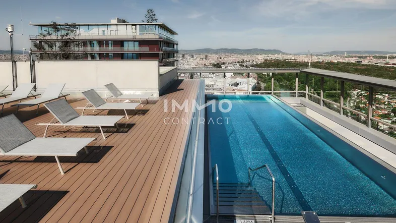 Dachterrasse mit Infinity-Pool, Liegestühlen und weitem Blick über die Stadt.