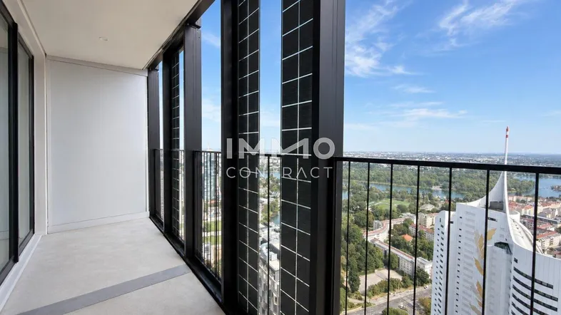 Geräumiger Balkon mit atemberaubendem Blick auf die Stadt und den Fluss, ideal zum Entspannen.