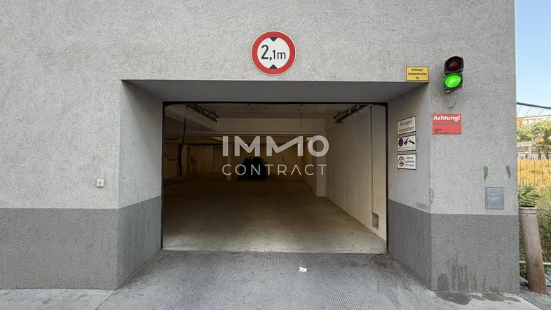 Eingang zu einer Tiefgarage mit Höhenbegrenzung von 2,1 Metern und einem Ampelsystem.