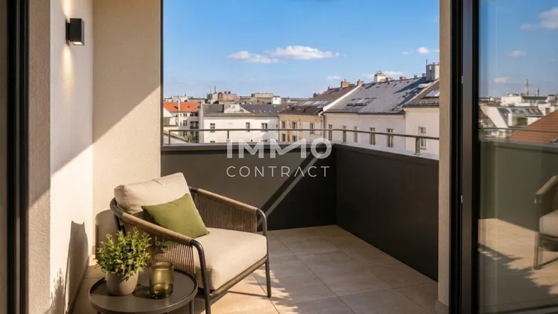 Sonniger Balkon mit bequemen Sitzgelegenheiten und weitem Stadtblick, ideal zum Entspannen im Freien.
