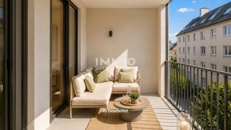 Heller Balkon mit bequemen Outdoor-Möbeln, Blick auf die Stadt und viel natürlichem Licht.
