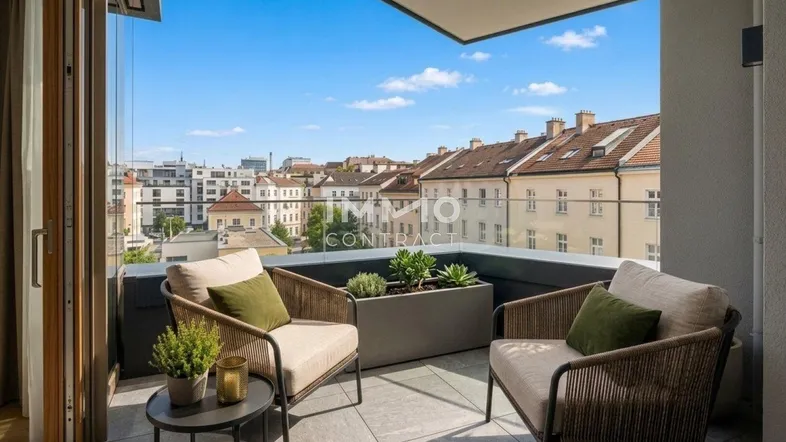 Moderner Balkon mit bequemen Sitzgelegenheiten, Pflanzen und weitem Stadtblick unter blauem Himmel.
