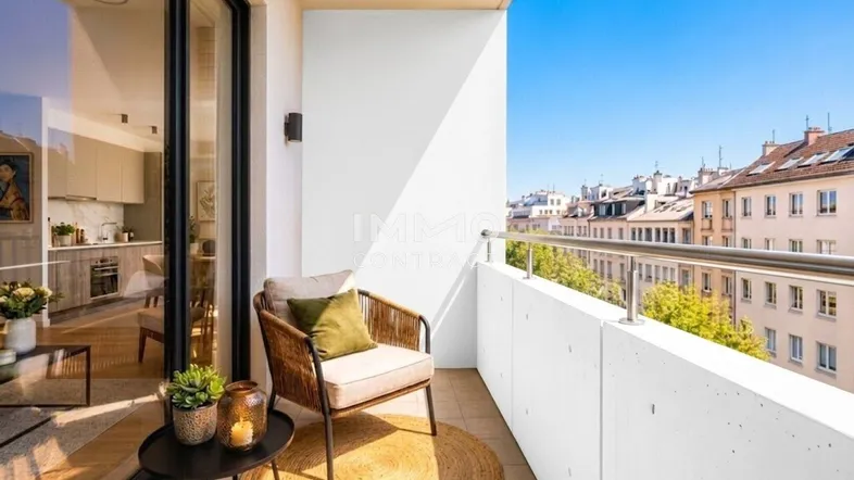 Heller Balkon mit moderner Sitzgelegenheit und Blick auf die Stadt, mit Zugang zur Küche.