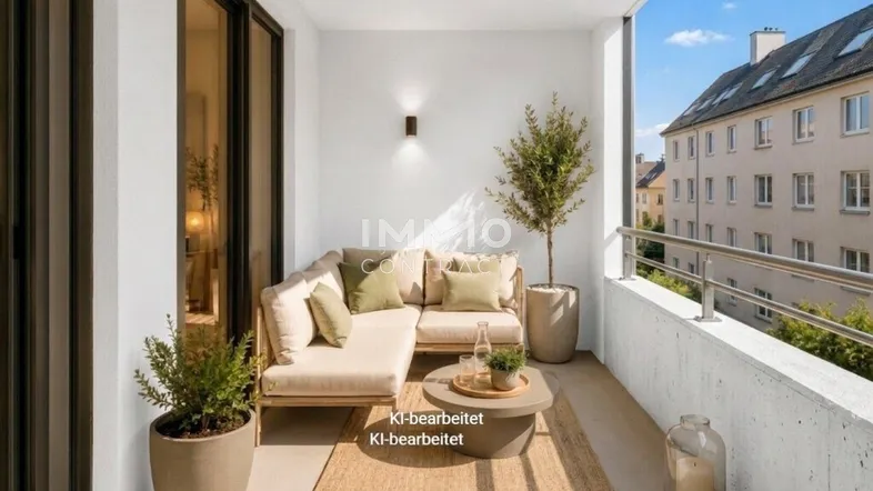 Heller, modern eingerichteter Balkon mit bequemen Sitzmöbeln, Pflanzen und Blick auf die Stadt.