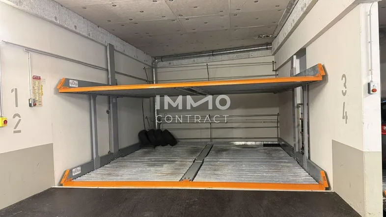 Tiefgarage mit einem mechanischen Doppelparker-System für zwei Fahrzeuge.