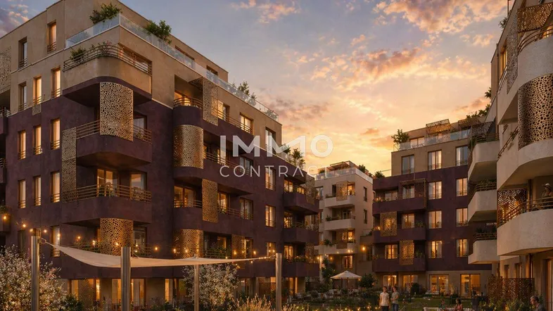 Moderne Wohnanlage mit begrüntem Innenhof und gemütlichen Sitzbereichen bei Sonnenuntergang.