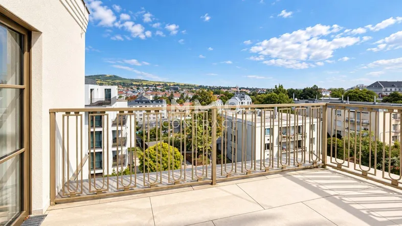 Große Dachterrasse mit Stadtblick und modernem Geländer unter blauem Himmel.