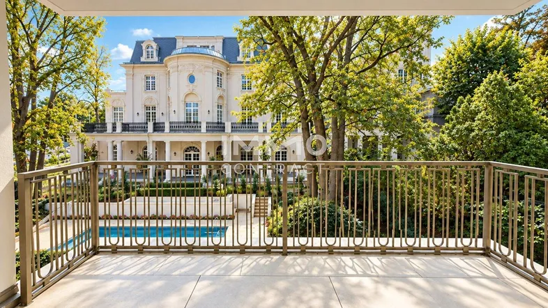 Geräumiger Balkon mit Blick auf die elegante Villa, den Pool und die gepflegte Gartenanlage.