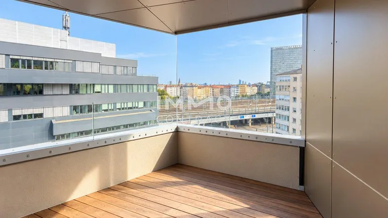 Moderner Balkon mit Holzboden und Glasgeländer, bietet einen weiten Blick über die Stadt.