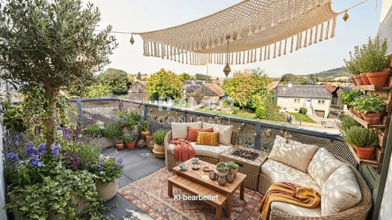 Gemütlicher Balkon mit Rattanmöbeln, vielen Pflanzen und einem Makramee-Sonnenschutz.