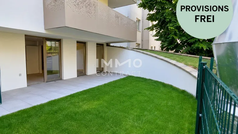 Erdgeschosswohnung mit privatem Gartenbereich und gefliester Terrasse, ideal für entspannte Stunden im Freien.