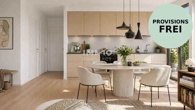 Helle, moderne Wohnküche mit integriertem Essbereich, Holzboden und Zugang zum Balkon.