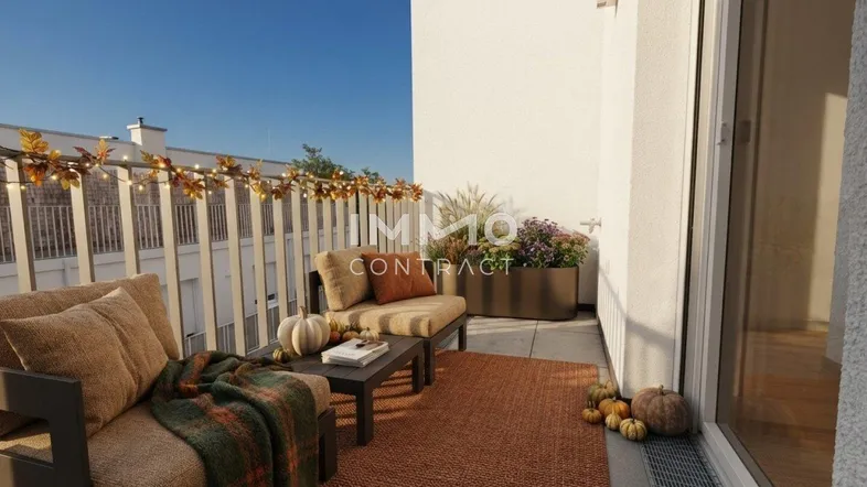 Gemütlicher Balkon mit Sitzgelegenheiten, Pflanzen und herbstlicher Dekoration unter blauem Himmel.