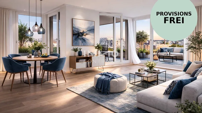 Heller, offener Wohn- und Essbereich mit großen Fenstern, Holzboden und Zugang zu einem möblierten Balkon mit Stadtblick.