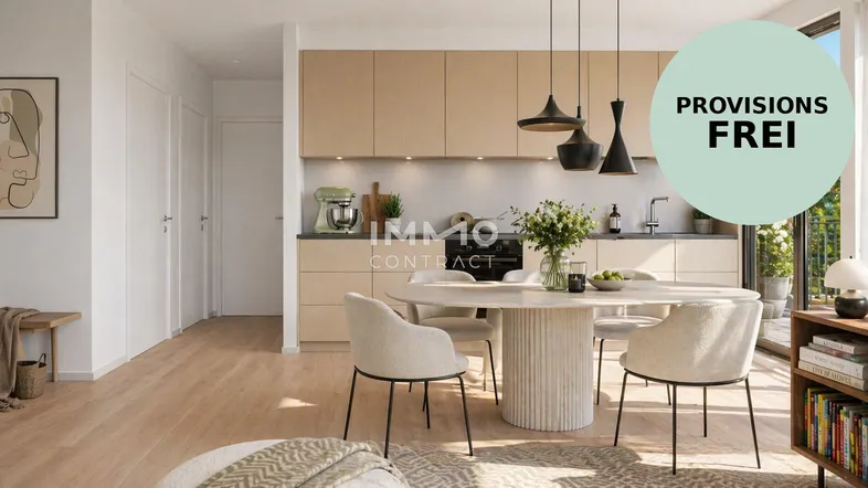 Moderne offene Küche mit Essbereich, hellem Holzboden und großen Fenstern zum grünen Außenbereich.
