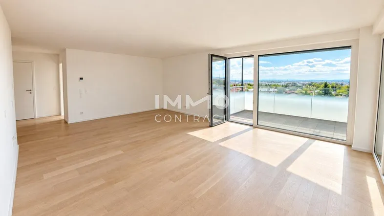 Helles Wohnzimmer mit Holzboden und großen Fenstern, die einen weiten Ausblick bieten.
